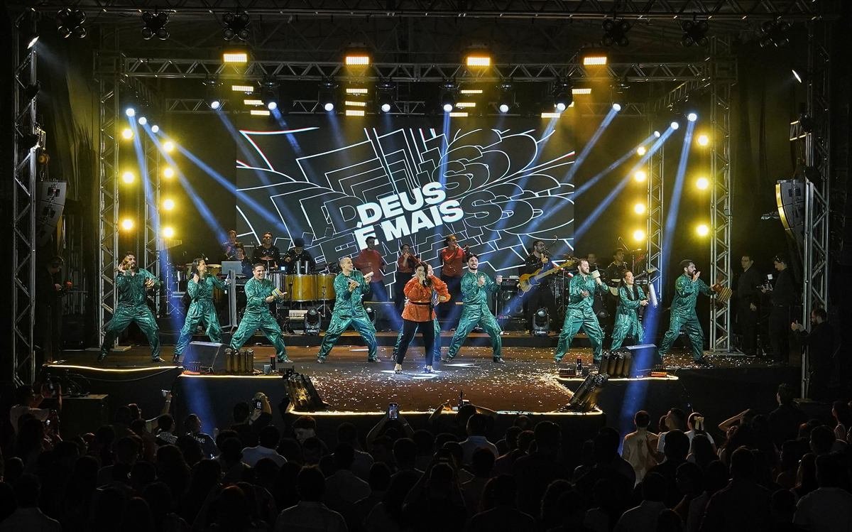 Ministério Deus é Mais no palco, com o público ao fundo