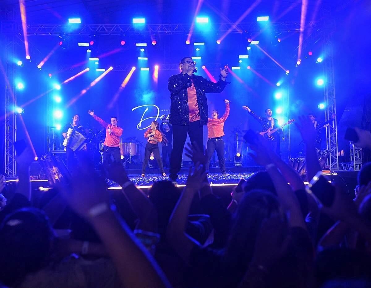 Ministério Deus é Mais no palco, com o público ao fundo