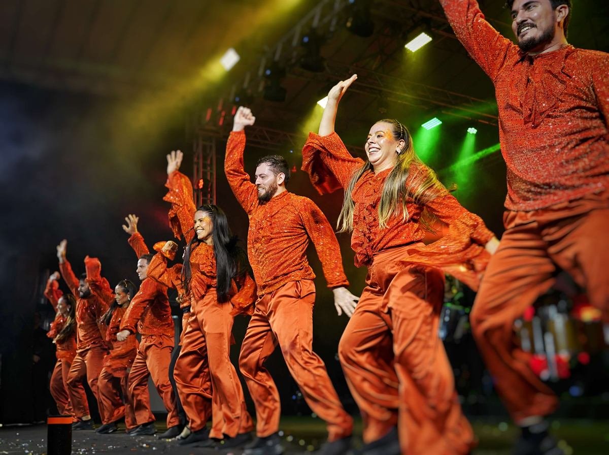 Ministério Deus é Mais no palco, com o público ao fundo