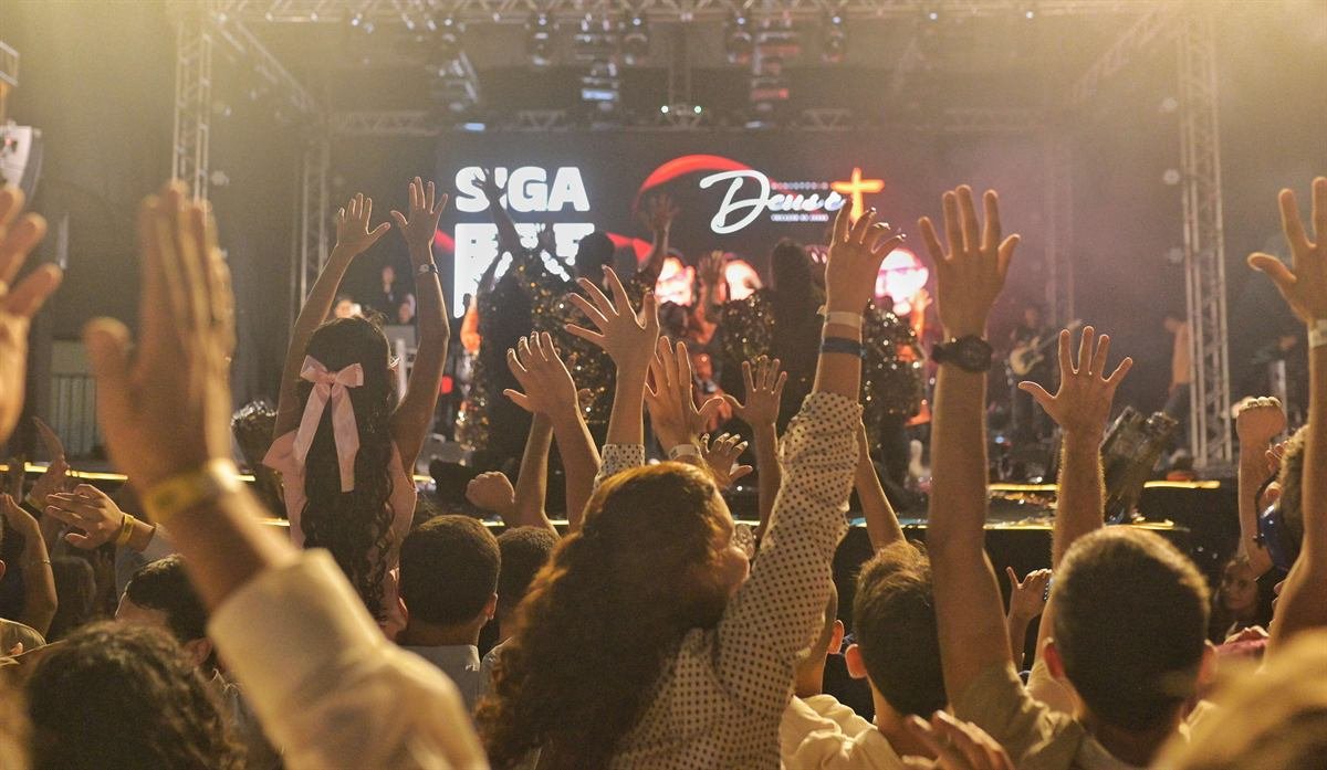 Ministério Deus é Mais no palco, com o público ao fundo