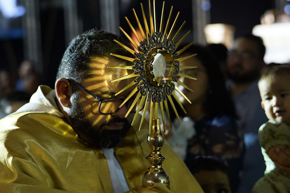 Celebração eucarística com ostensório dourado